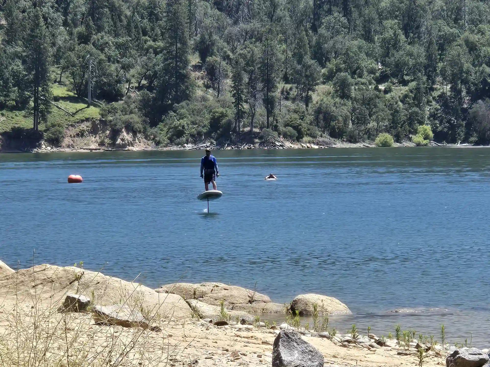Rider flying above the water on an eFoil during a lesson